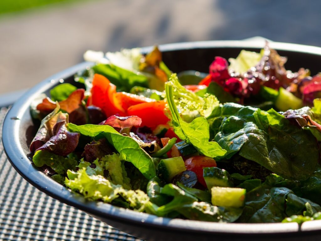 Photo healthy salads with seasonal vegetables